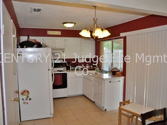 Kitchen & Dinnig Area