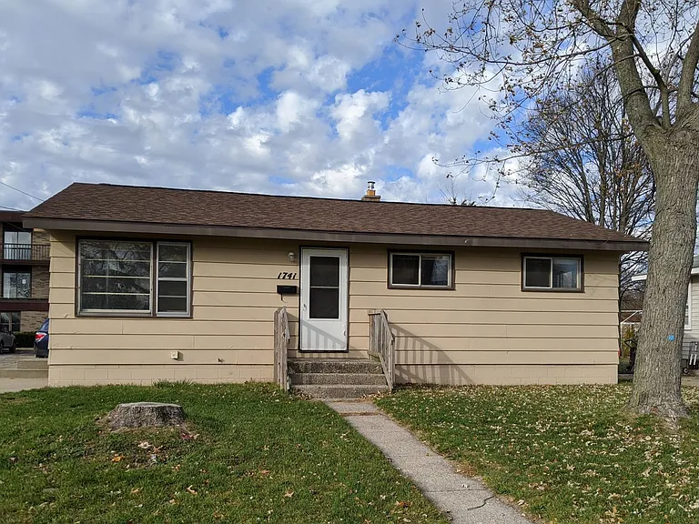 1741 Roberts St — Photo 1