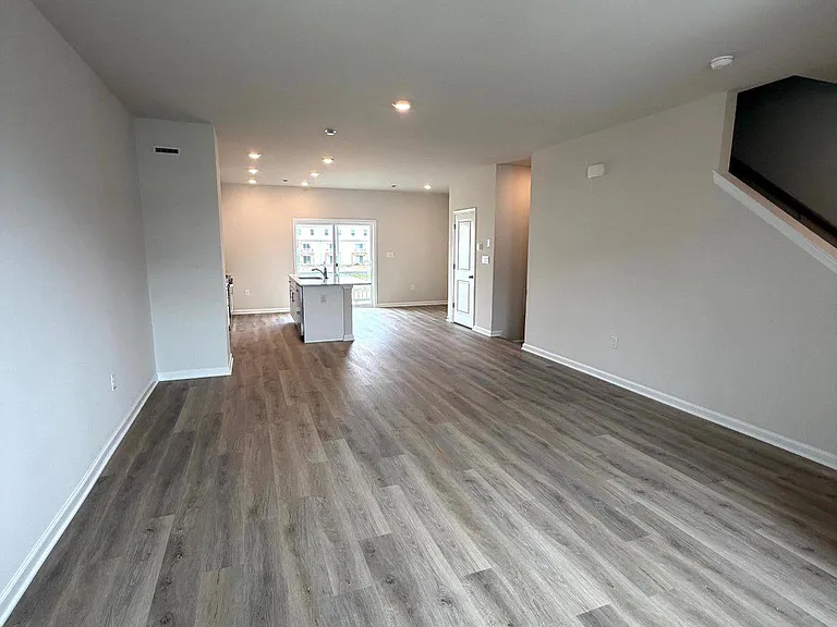 128 Essex Dr — Photo 7