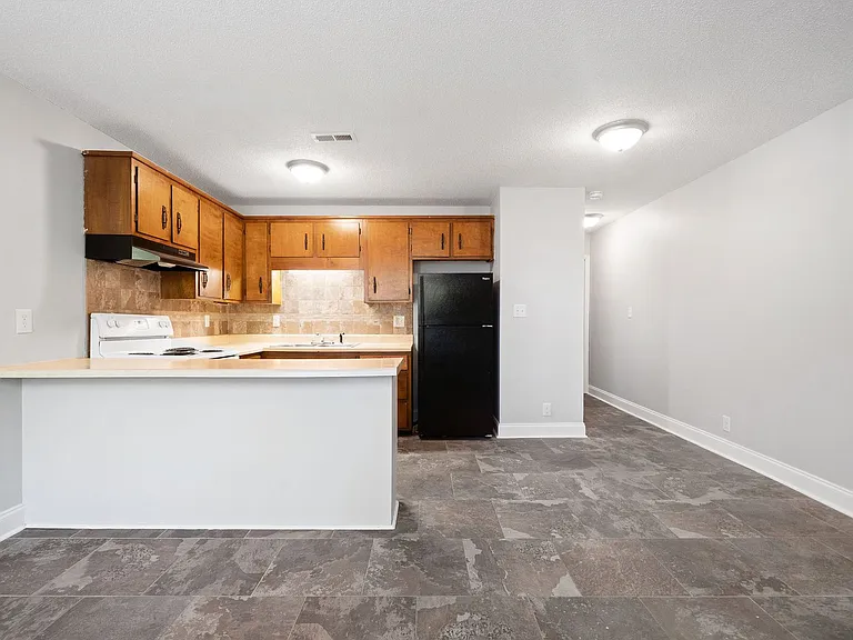 331 Randell Dr — Photo 7