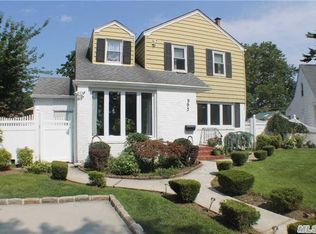 993 Irene Ct, Valley Stream, NY 11580