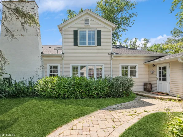 421 S Fleming Rd, Bull Valley, IL 60098