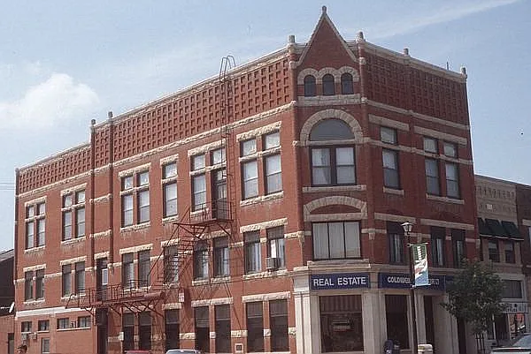 122 S Main St — Photo 1