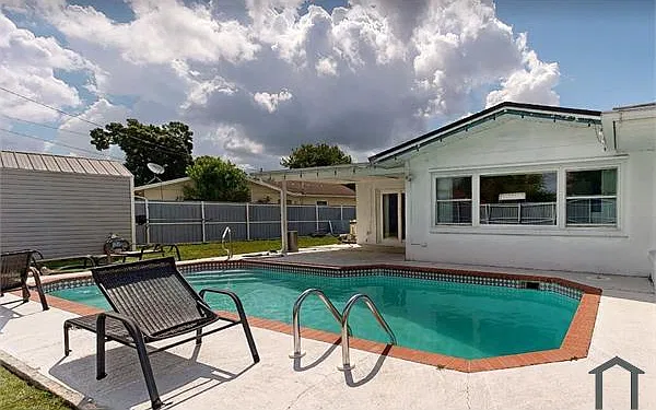 129 E Lake Dr