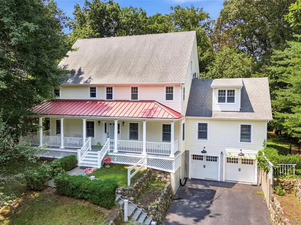 17 Nadworny Ln, Stony Brook, NY 11790