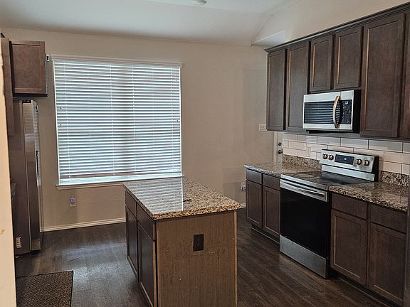 3rd image of 11490 Persimmon St