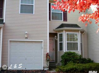 239 Kettles Ln, Medford, NY 11763