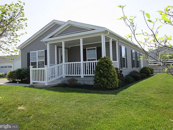 4th image of 22 Finch Dr N