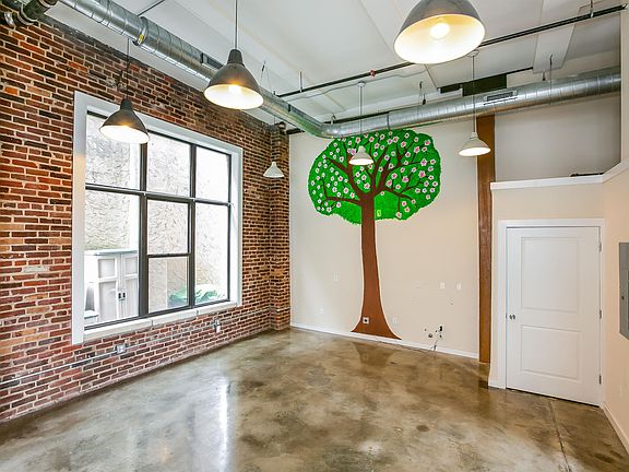 3rd image of 3421 Richmond St #113