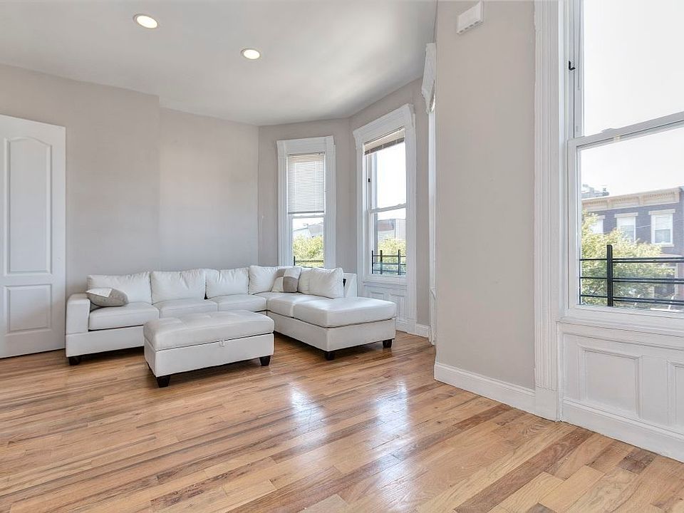 1st image of 11 Roosevelt Pl #3