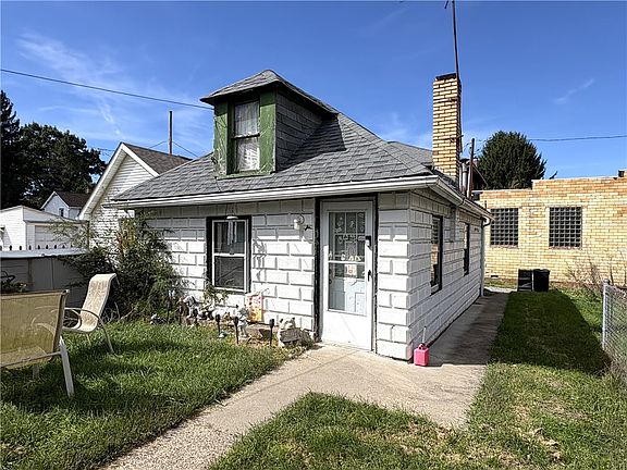 2nd image of 454 Park St