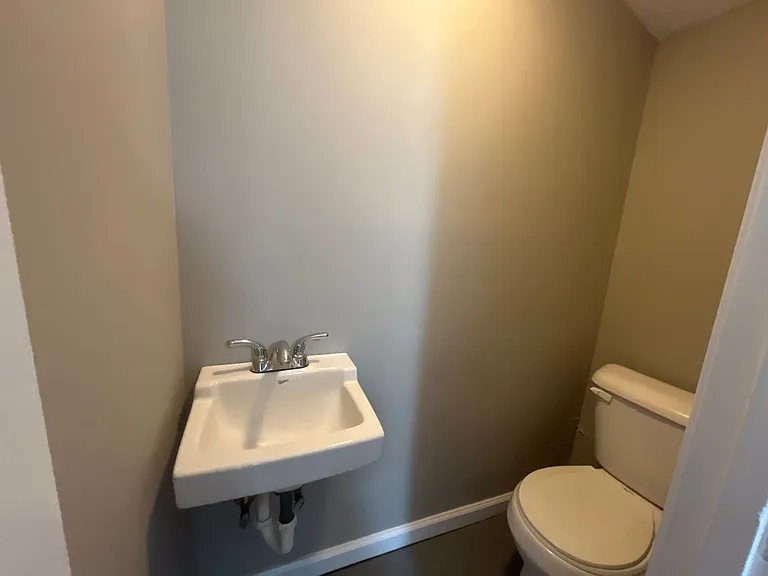 319 E Broadway St — Photo 12