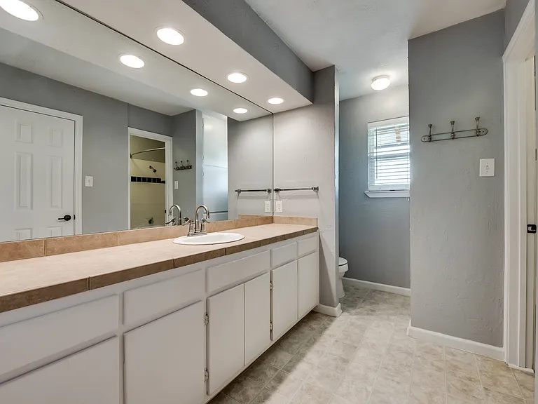 2205 Park Hill Dr — Photo 3