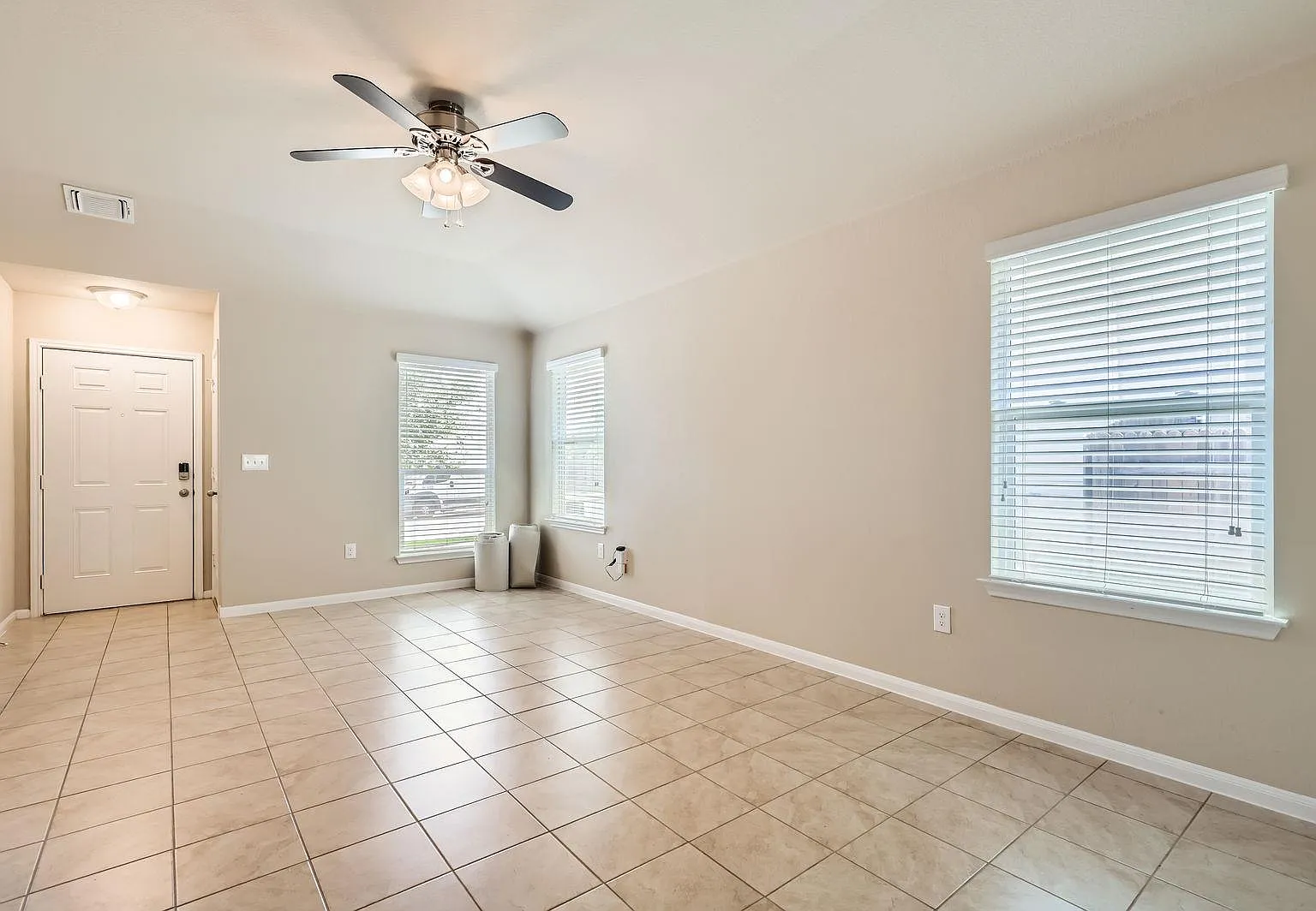 3 bed, 2.0 bath, 1300 sqft, $2,100 — Photo 3