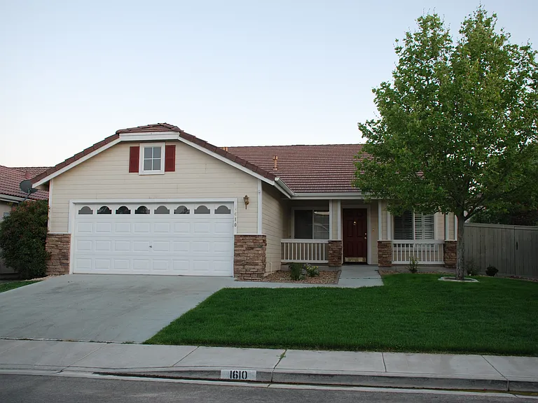 1610 Westmont Ln — Photo 1