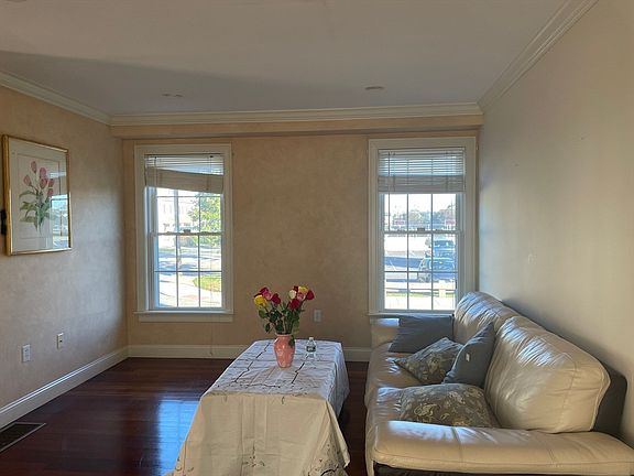 4th image of 220 Grove St #1