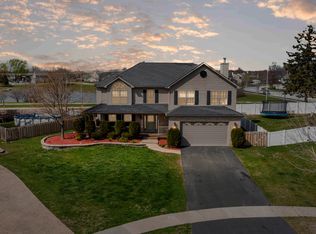 908 Hampton Dr, Carol Stream, IL 60188