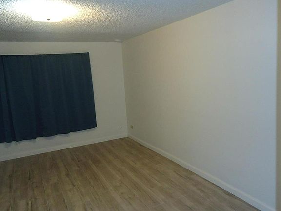 4th image of 528 East St