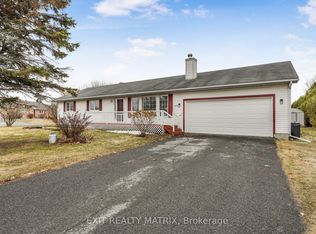 6454 Waterbury Ln, Ottawa, ON K0A2T0