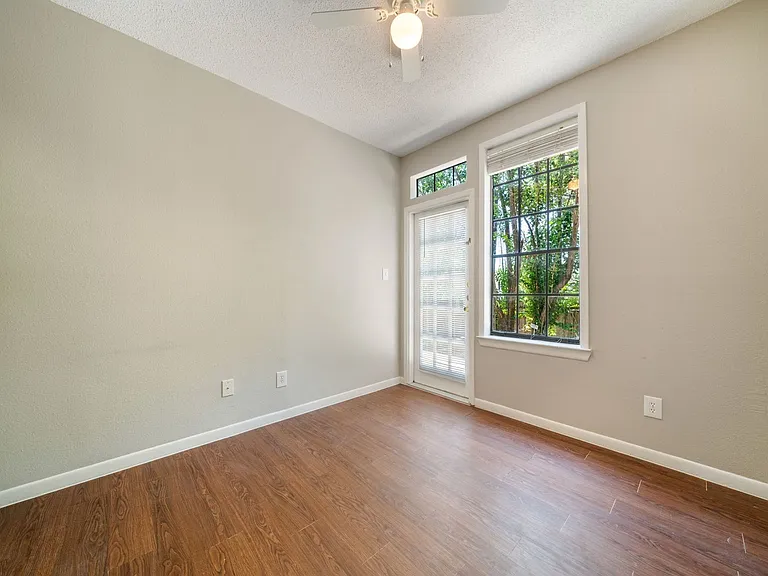 2300 Leon St #101 — Photo 18