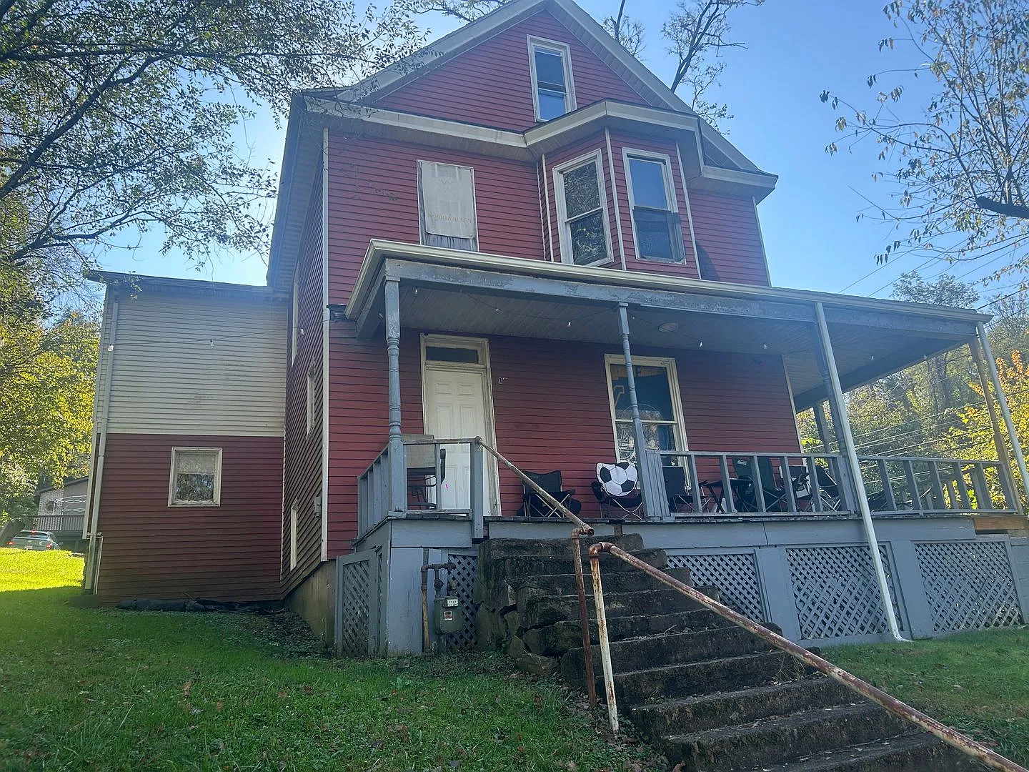 Large 3 Bedroom House - Downtown - Available May 19, 2027! — Photo 2