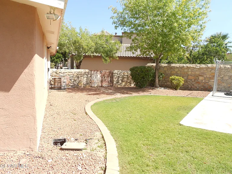 1201 Brown Ridge Pl — Photo 32