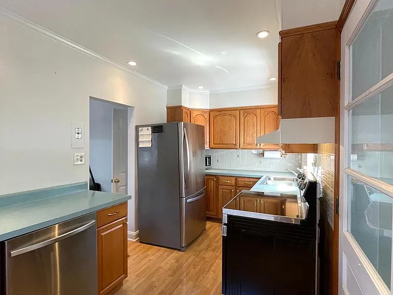 641 Loraine St — Photo 8