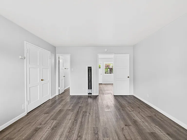 445 W 15th St — Photo 7