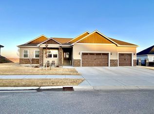 6806 Fairview Dr, Williston, ND 58801