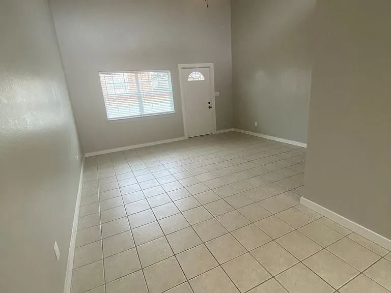 518 Peterson Dr — Photo 5