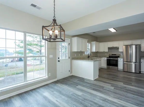 521 Waterford Lake Cir, Calera, AL 35040