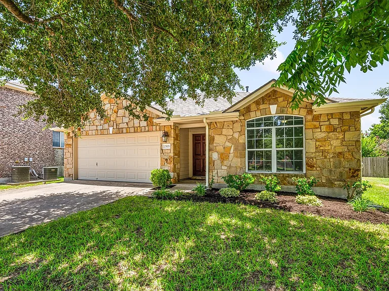 2505 Rusk Ct — Photo 2