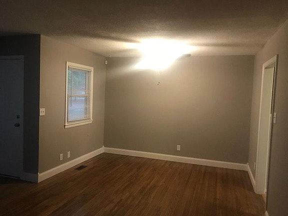 Spacious Dining Area!