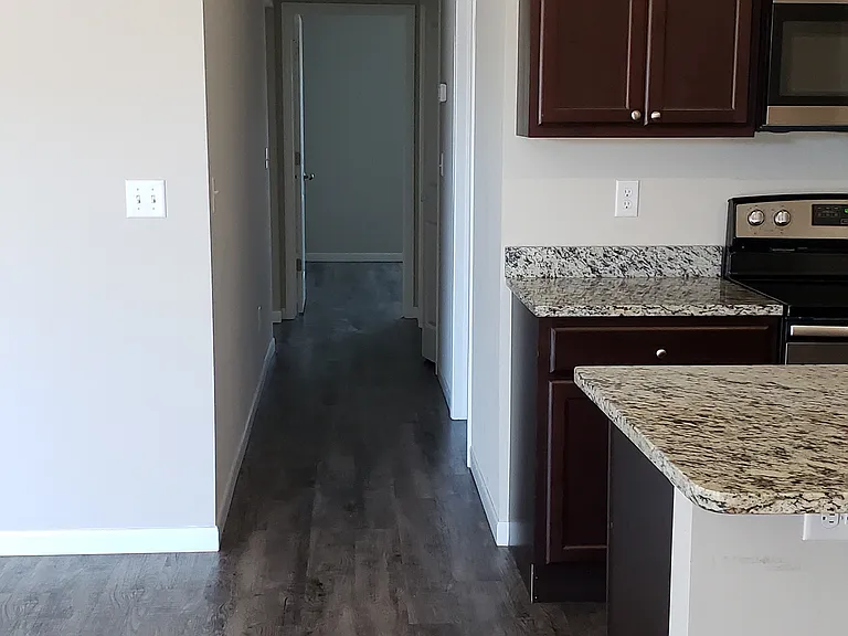 422 S Longbranch Dr — Photo 2
