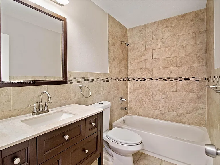 1197 Washington Cir #1197A — Photo 5