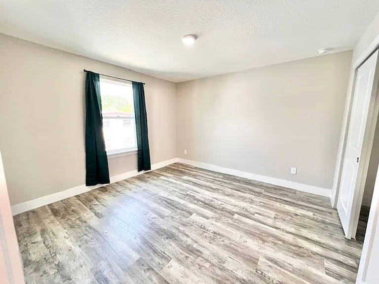 907 Randall St — Photo 12