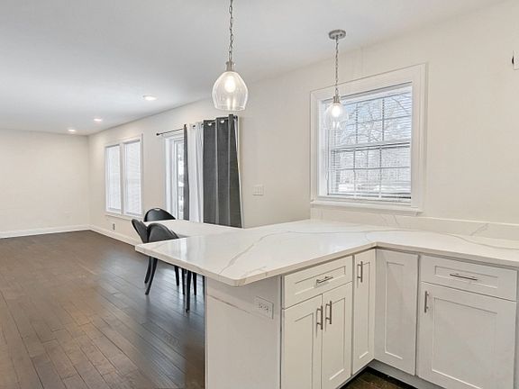 4th image of 7 Maple St