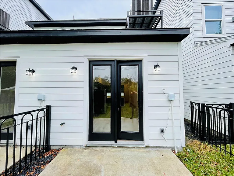 3255 Real St #B — Photo 8