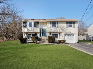 25 Hollywood Ave, Selden, NY 11784