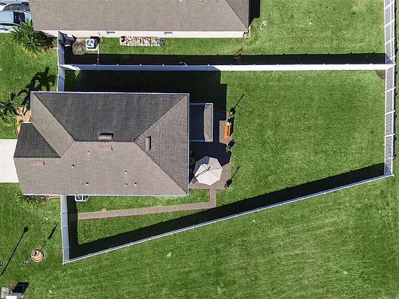 4th image of 10086 SW Newberry Avenue