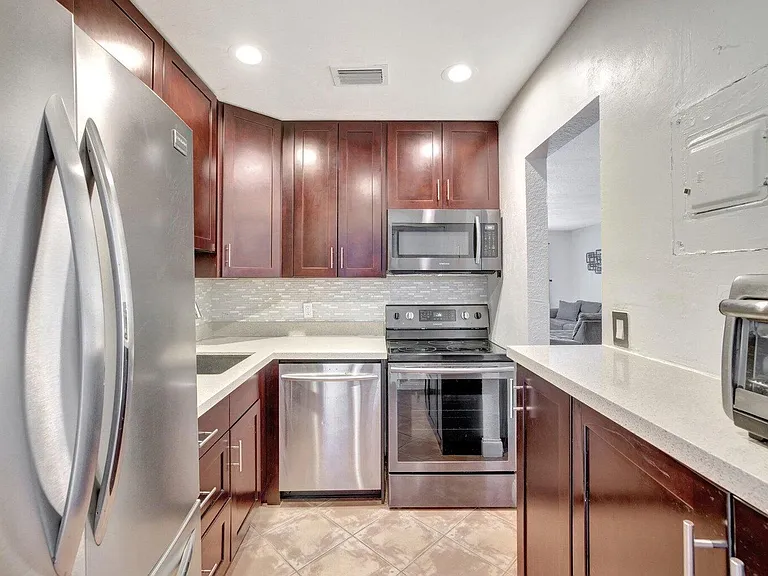 2400 NE 33rd Ave #211 — Photo 14