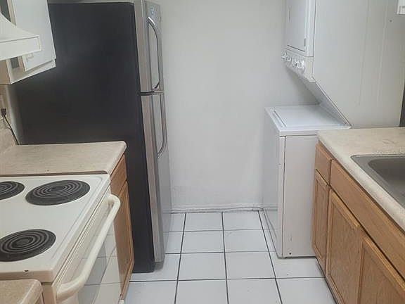 5th image of 804 SKY LAKE CIRCLE #B
