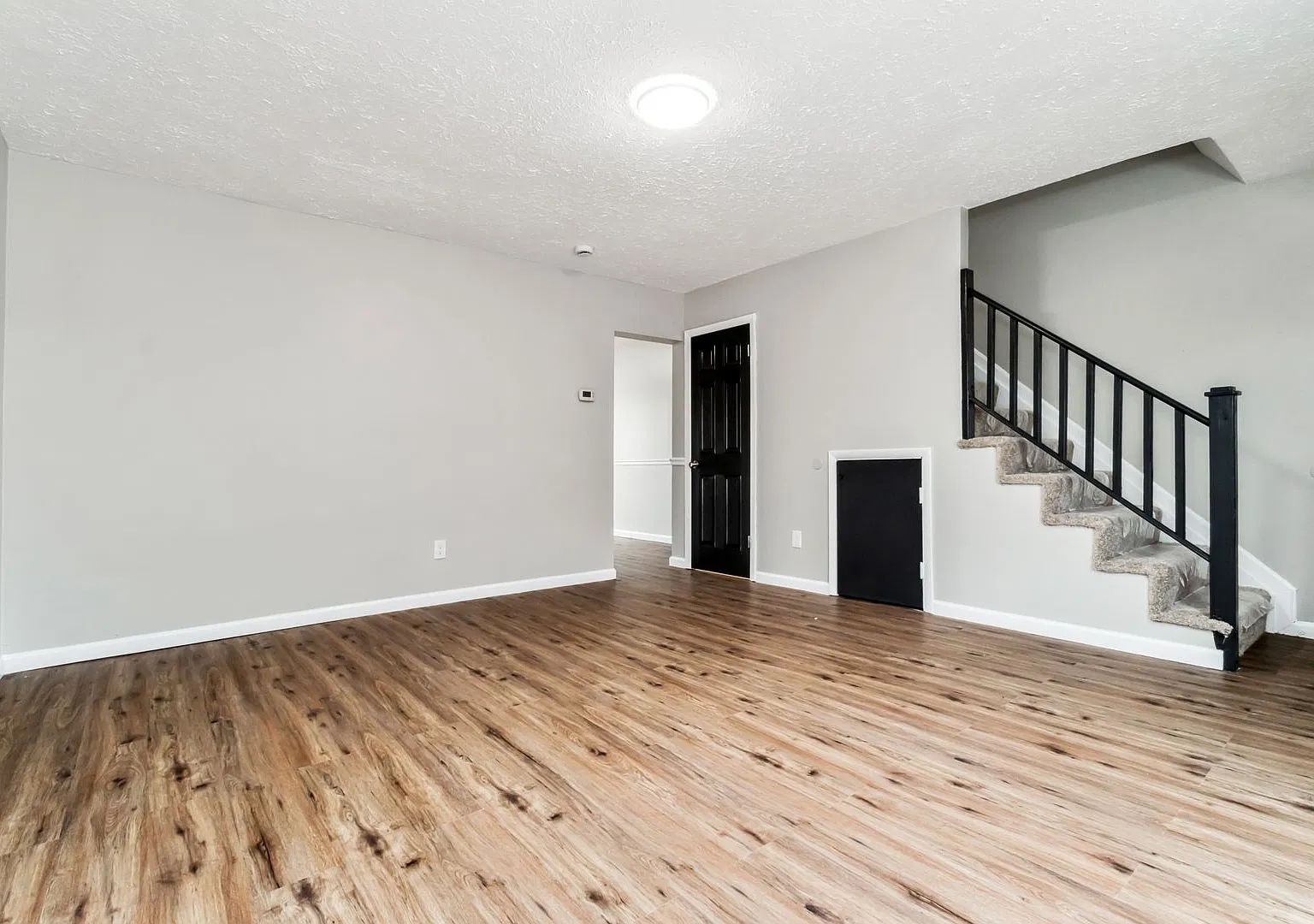 Three Bedroom House In Rosedale — Photo 3