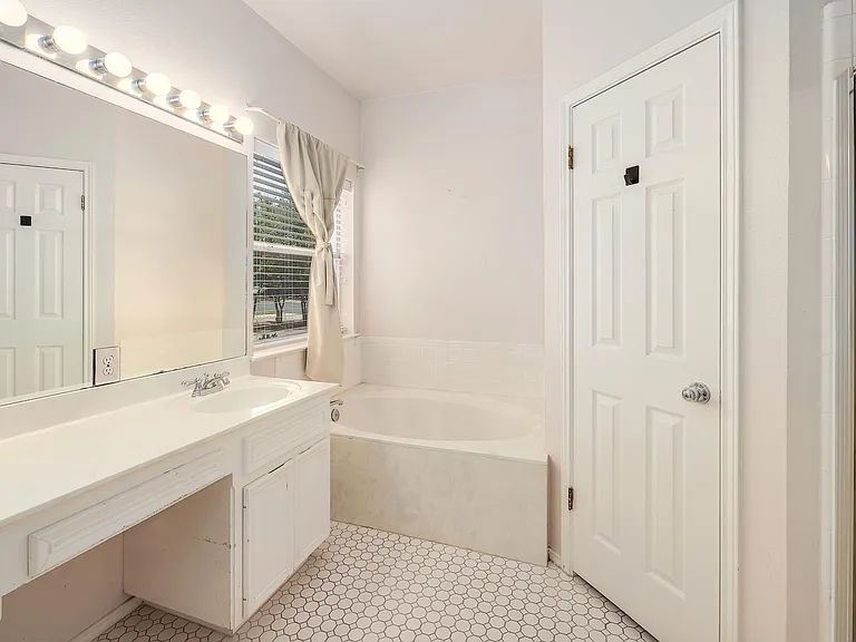 9401 Caracas Dr — Photo 15