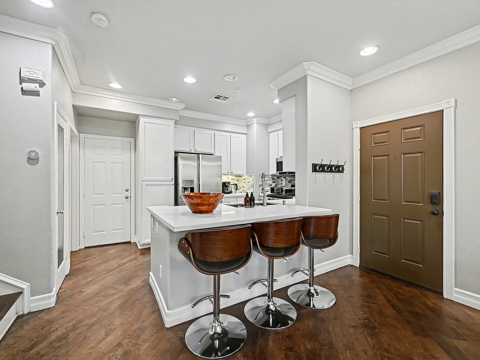 3 bed, 2.5 bath, 1548 sqft, $5,895 — Photo 3