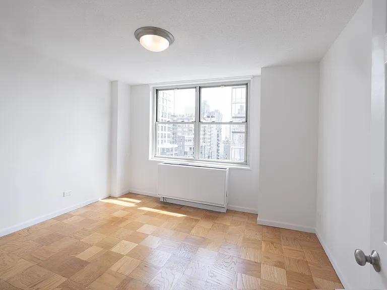 166 E 34th St #1702 — Photo 6