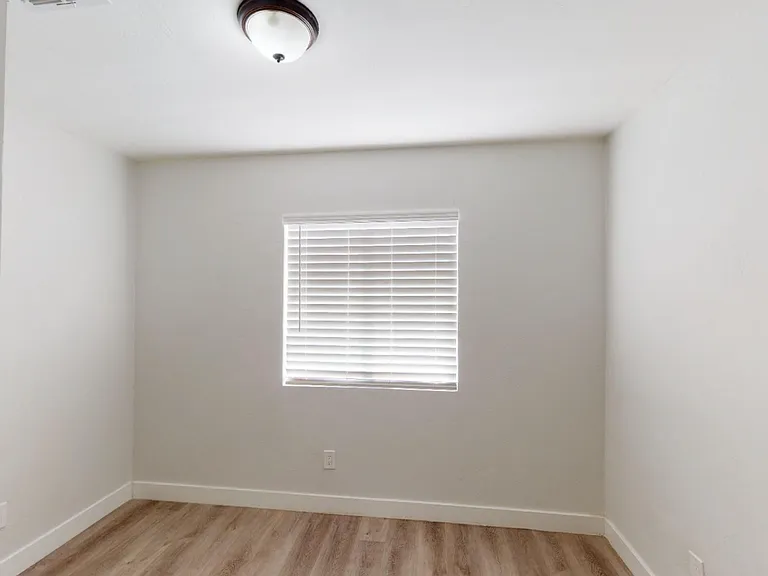 906 E Roma Ave — Photo 50