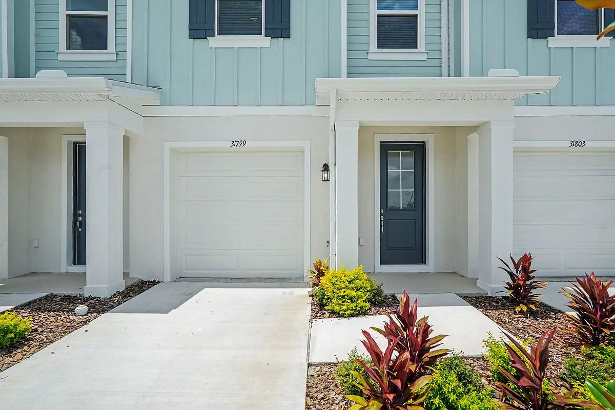 3 bed, 2.5 bath, 1602 sqft, $2,100 — Photo 2
