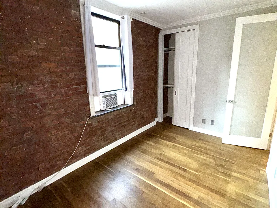 213 E 26th St #3C