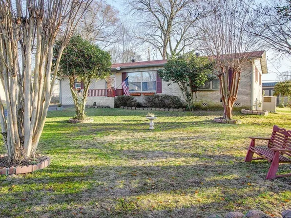 203 Sunset Bay Rd, Hot Springs, AR 71913